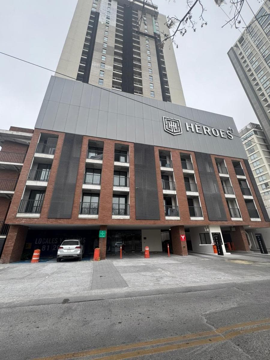 COMMERCIAL SPACE FOR RENT AT TORRE HEROES DEL 47, DOWNTOWN MONTERREY