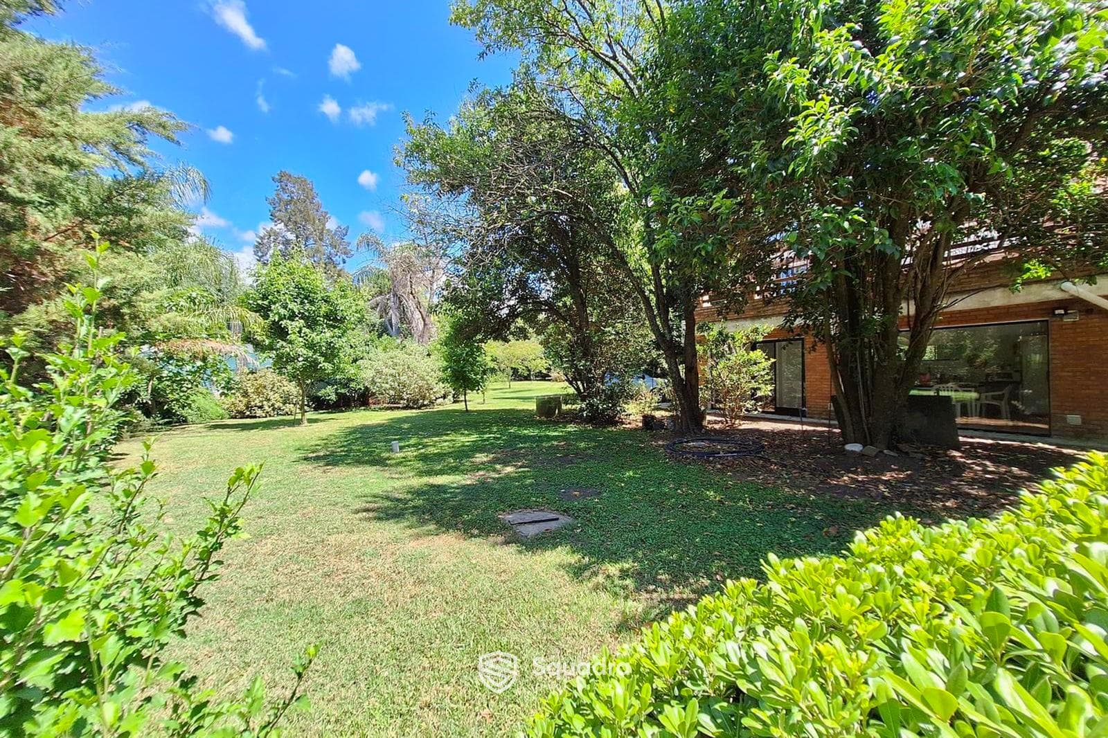 FOR RENT - 4-bedroom house with a park, barbecue area, and pool. Funes.