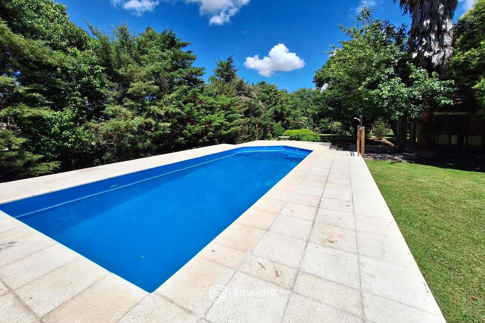 FOR RENT - 4-bedroom house with a park, barbecue area, and pool. Funes.