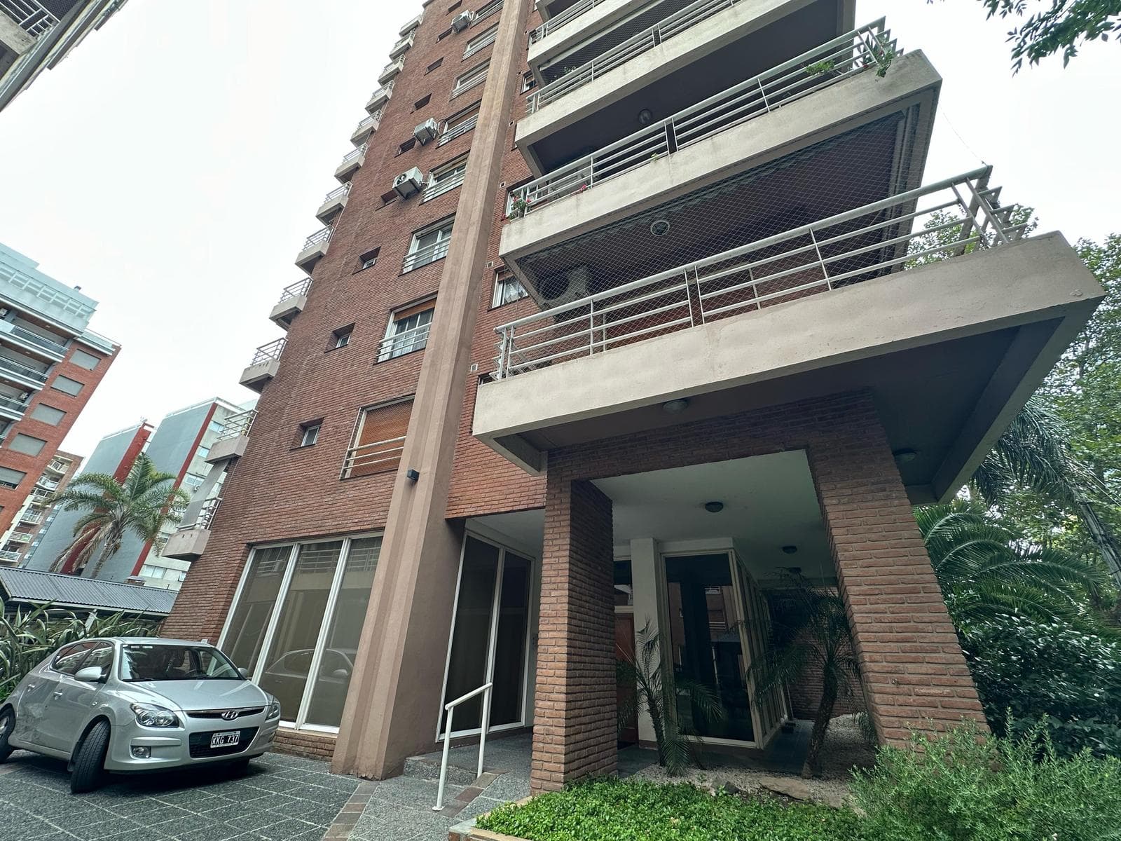 4-ROOM APARTMENT FOR SALE WITH GARAGE IN THE PLAZA CONESA AREA OF QUILMES—QUALIFIES FOR A LOAN