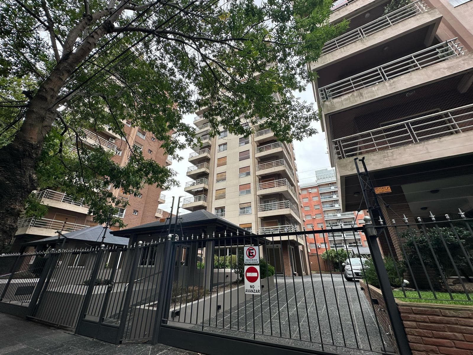 4-ROOM APARTMENT FOR SALE WITH GARAGE IN THE PLAZA CONESA AREA OF QUILMES—QUALIFIES FOR A LOAN