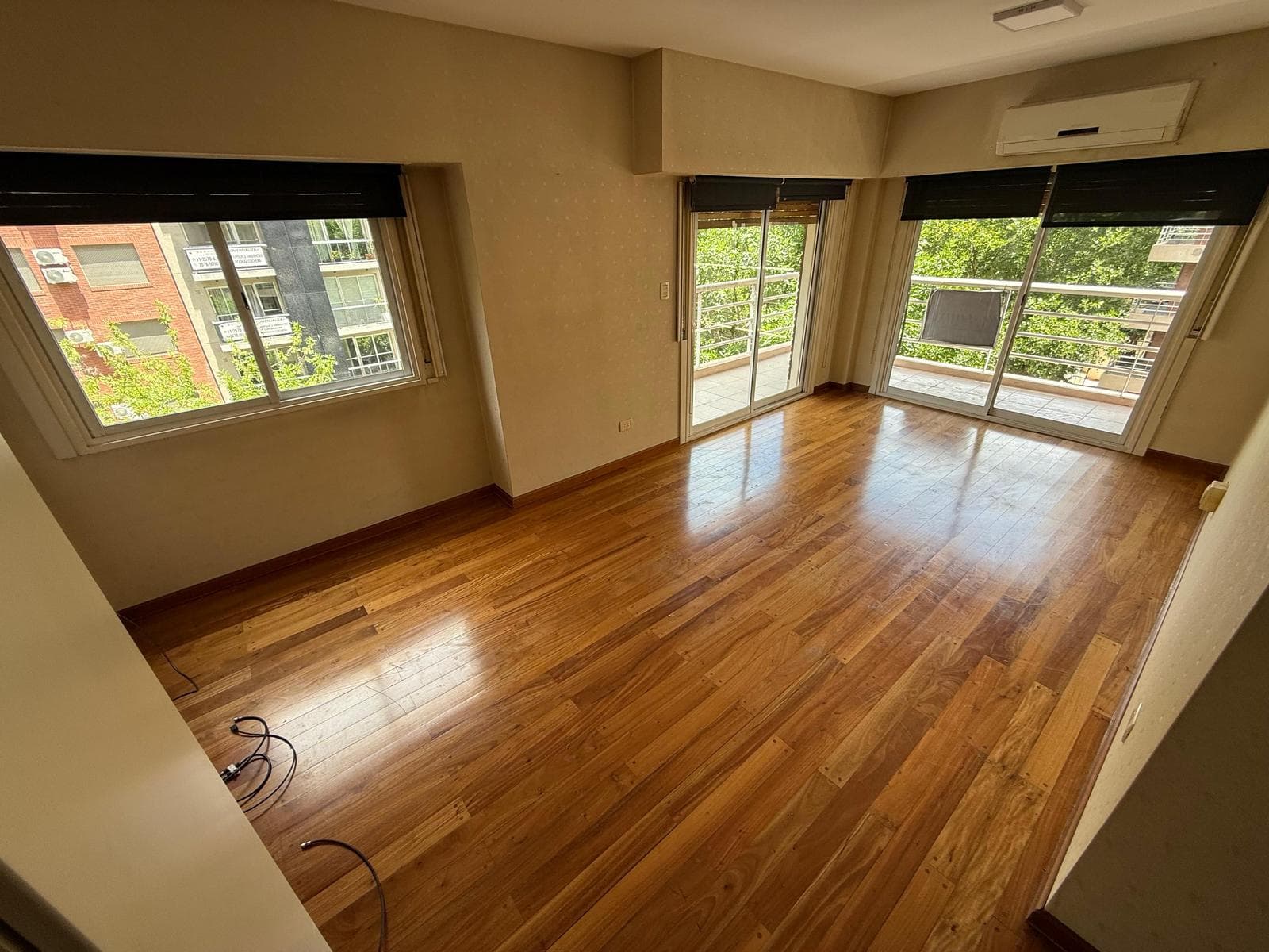 4-ROOM APARTMENT FOR SALE WITH GARAGE IN THE PLAZA CONESA AREA OF QUILMES—QUALIFIES FOR A LOAN