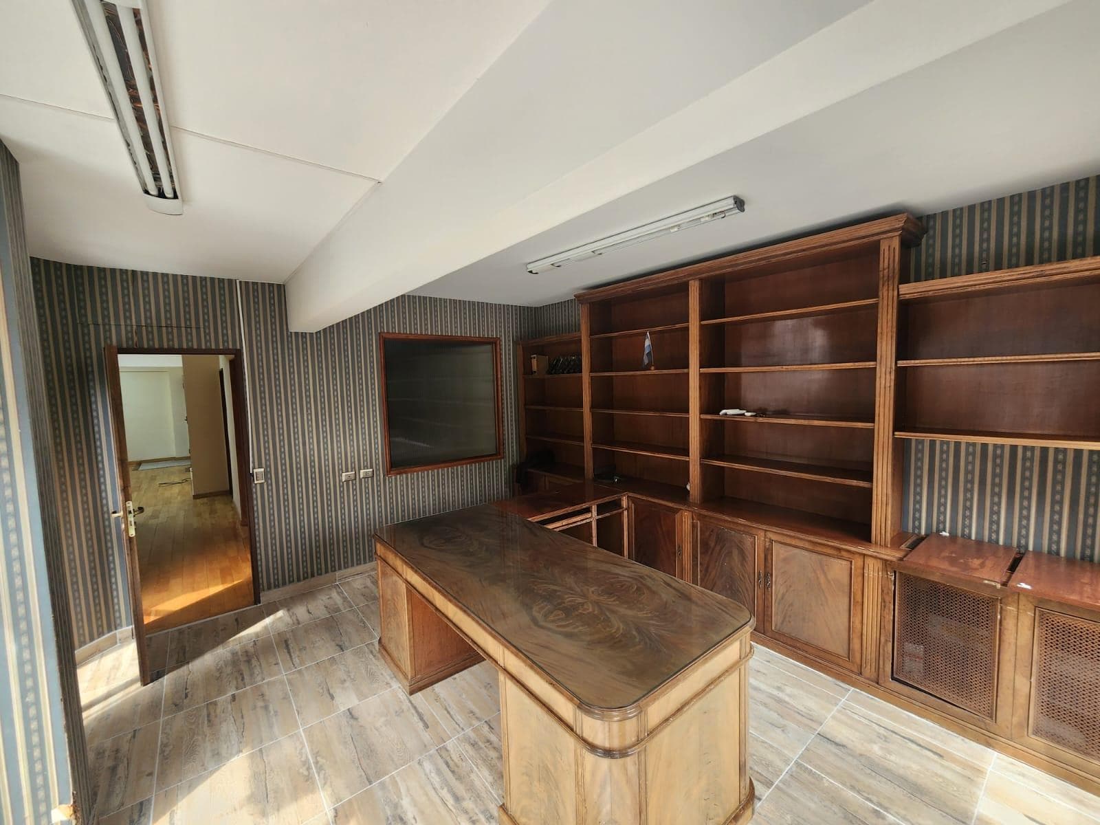 3-office space in the courthouse with a terrace balcony!
