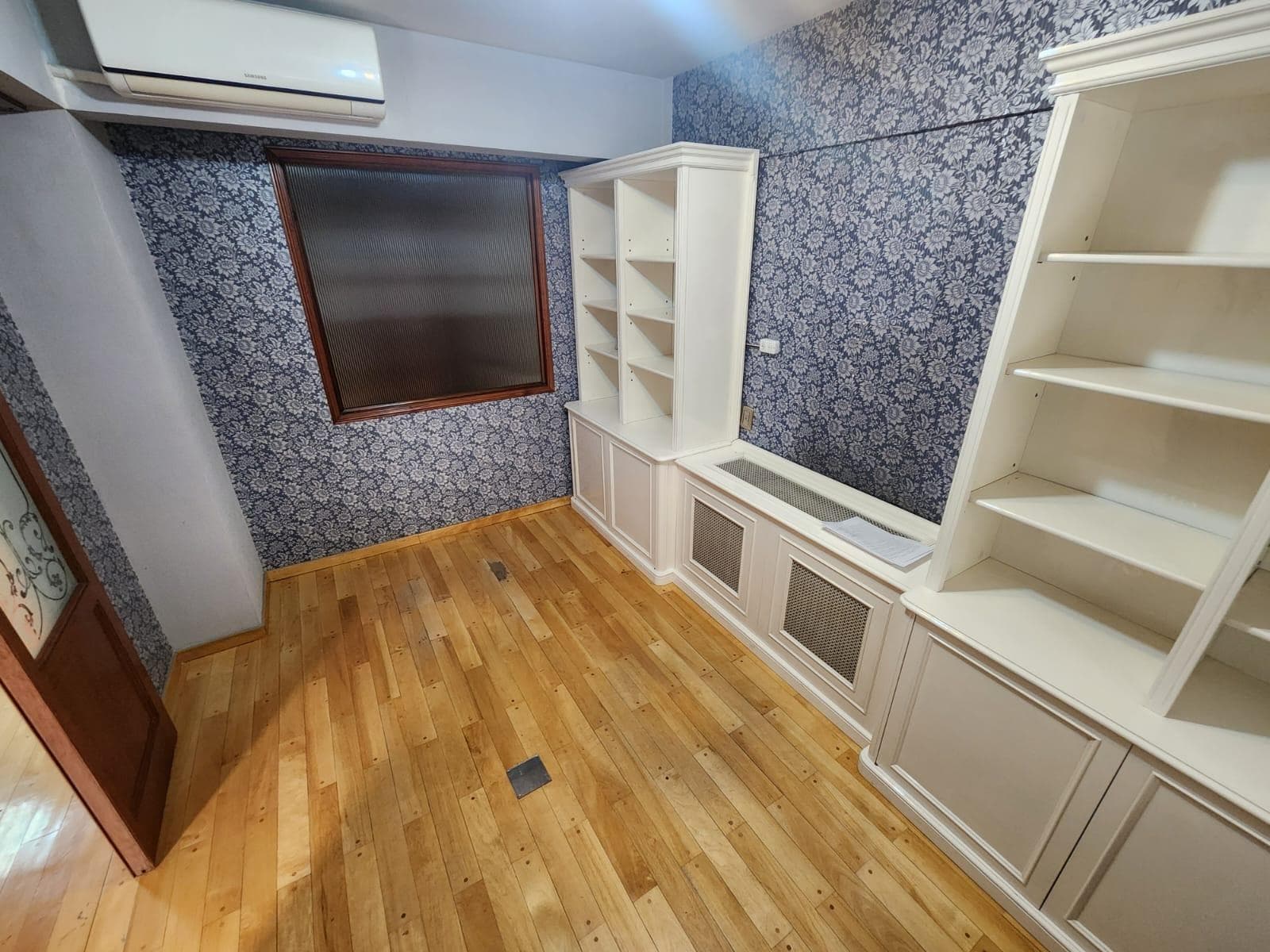 3-office space in the courthouse with a terrace balcony!