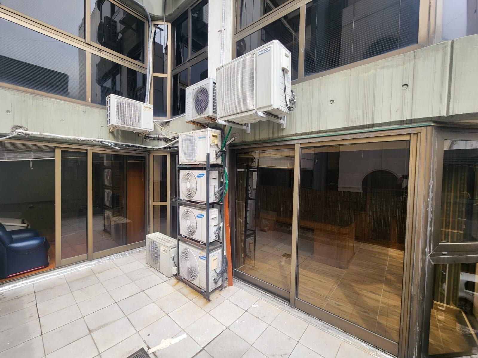 3-office space in the courthouse with a terrace balcony!
