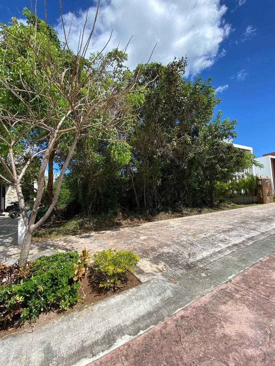 LAND FOR SALE IN LAGOS DEL SOL, CANCÚN, WITH LAKEFRONT PROPERTY