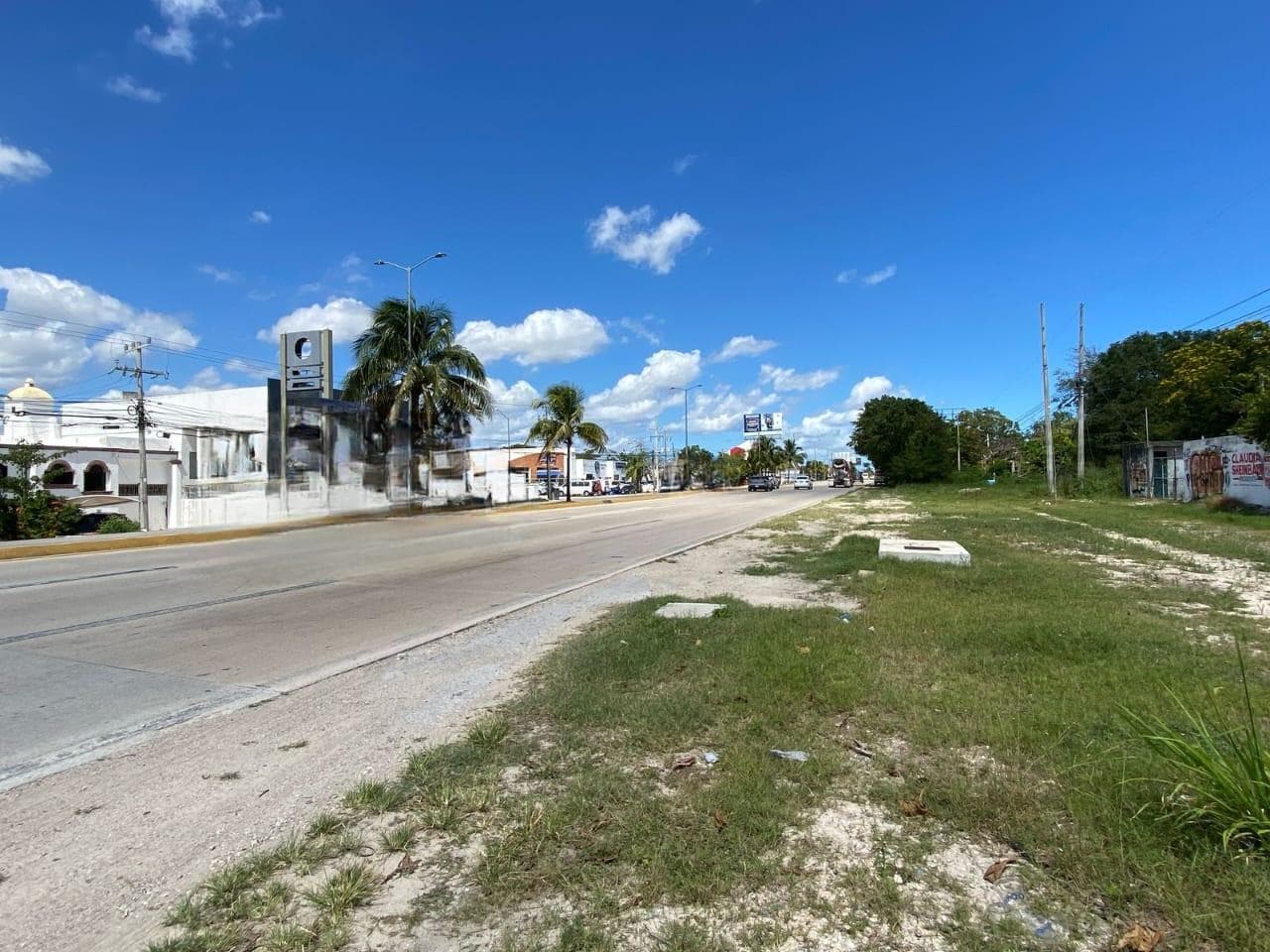 LAND FOR SALE IN CANCÚN ON AV. LUIS DONALDO COLOSIO, ZONED FOR MIXED-USE DEVELOPMENT