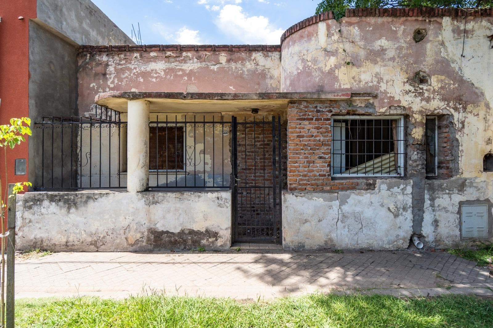FOR SALE - 2-bedroom house in need of renovation with a patio - San Lorenzo.