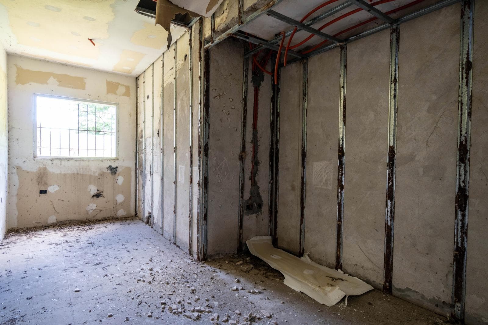 FOR SALE - 2-bedroom house in need of renovation with a patio - San Lorenzo.