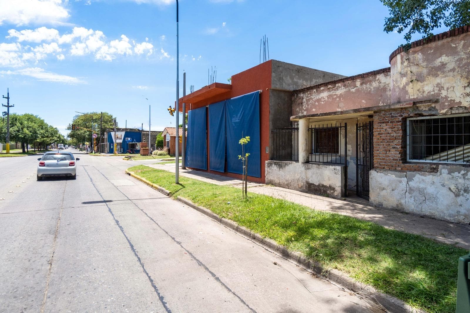 FOR SALE - 2-bedroom house in need of renovation with a patio - San Lorenzo.