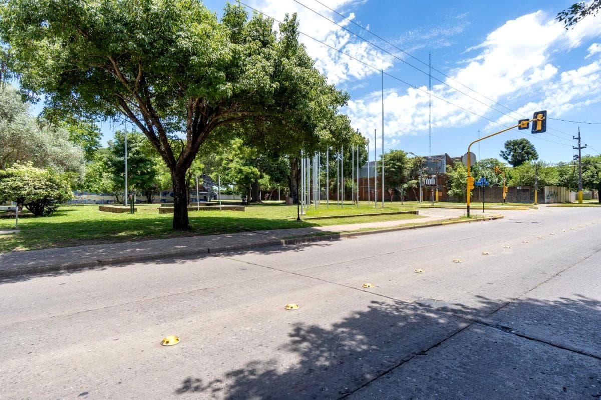FOR SALE - 2-bedroom house in need of renovation with a patio - San Lorenzo.