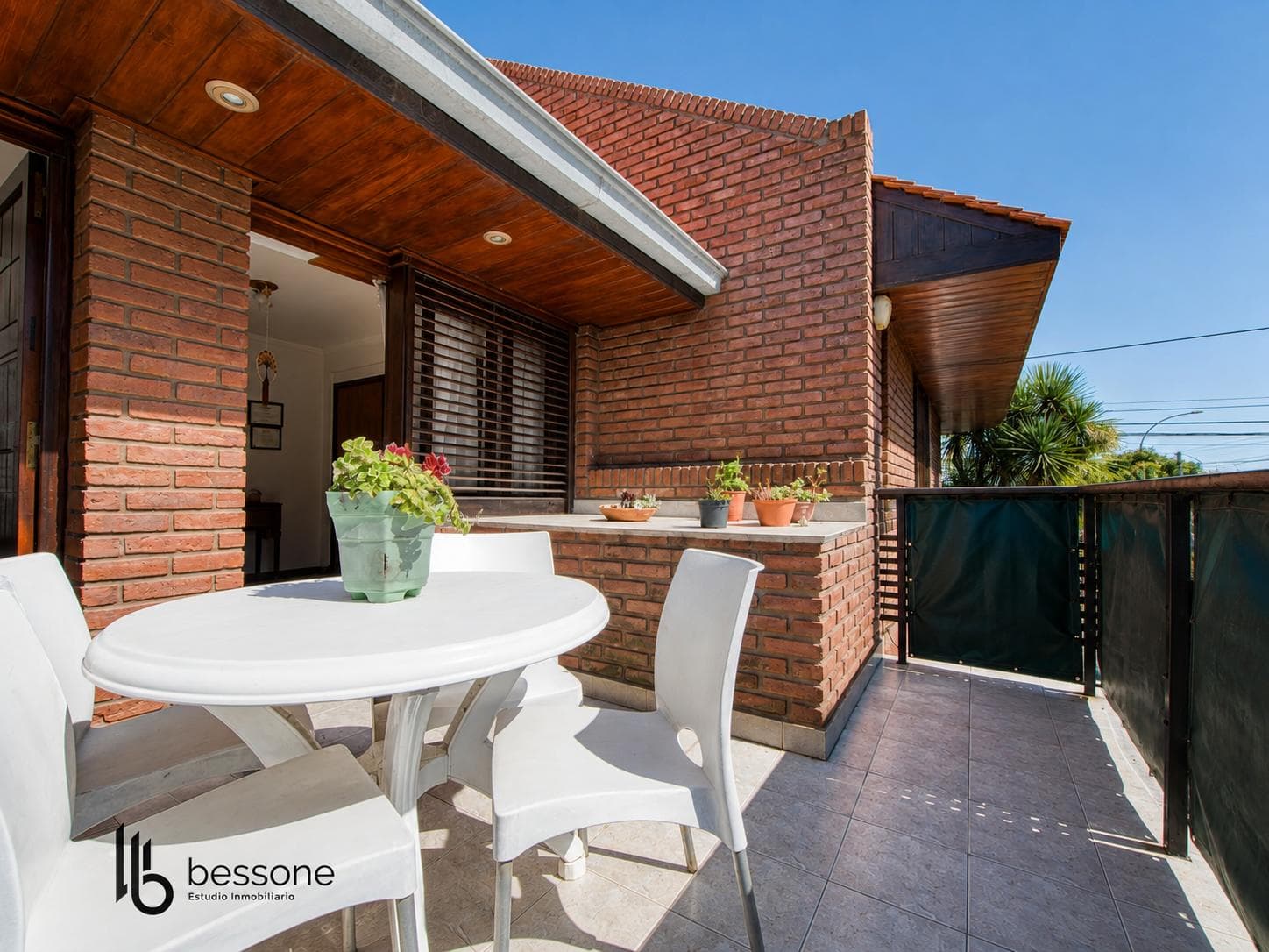 Renovated 4-Room Villa with Garage in La Perla, Near the Ocean