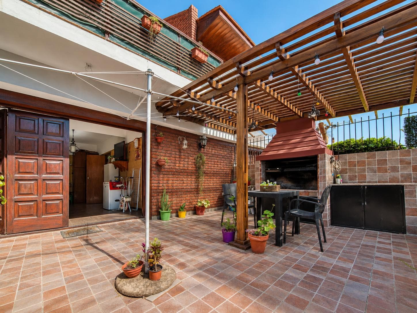 Renovated 4-Room Villa with Garage in La Perla, Near the Ocean