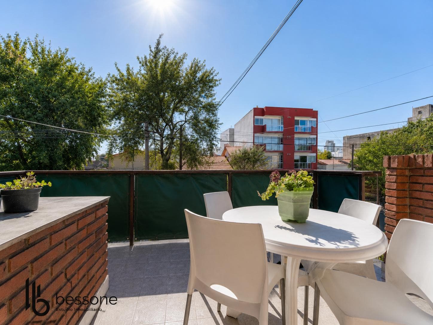 Renovated 4-Room Villa with Garage in La Perla, Near the Ocean