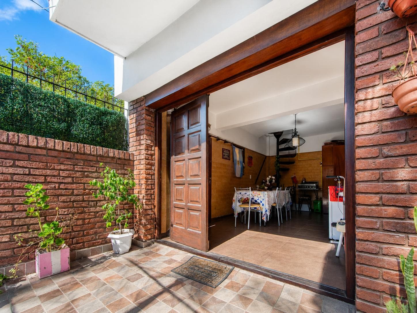 Renovated 4-Room Villa with Garage in La Perla, Near the Ocean