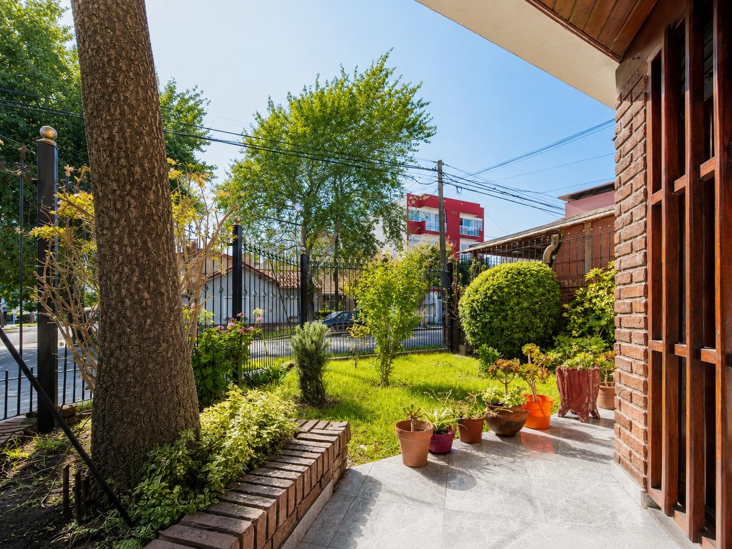 Renovated 4-Room Villa with Garage in La Perla, Near the Ocean