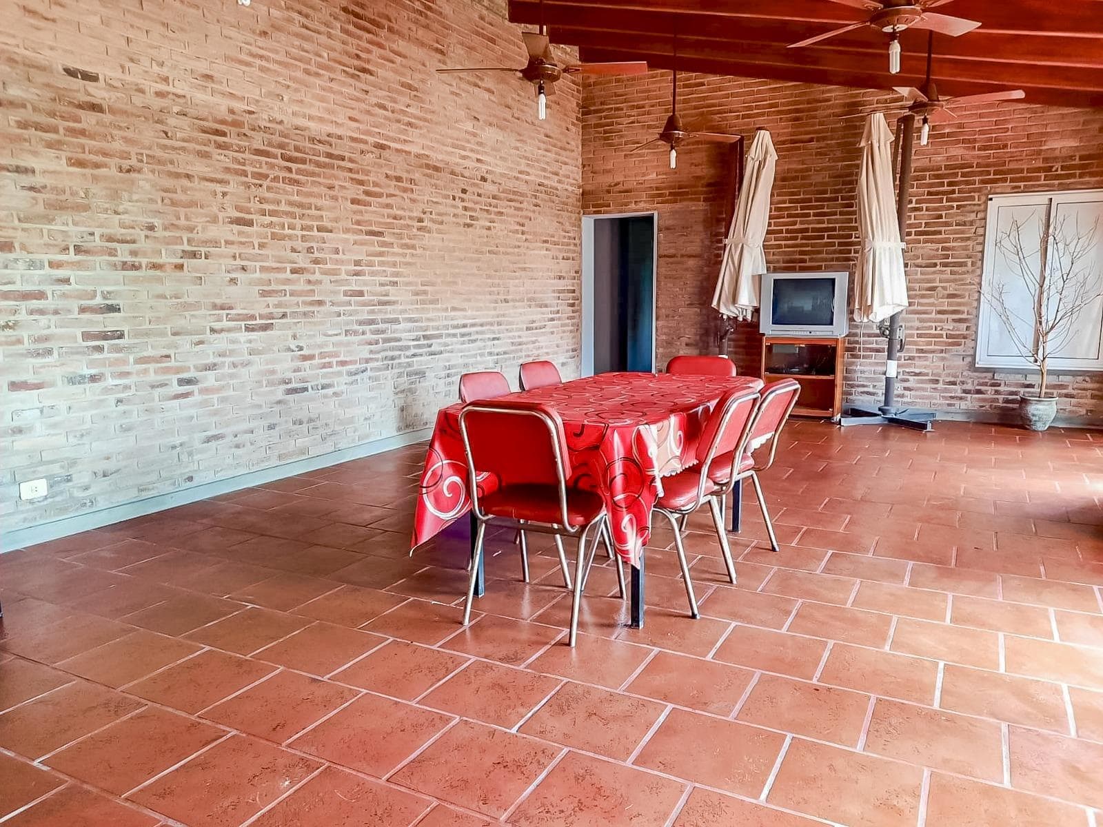FOR SALE | TRADE - 2-bedroom house with a pool and barbecue area - Luis Palacios, San Lorenzo.