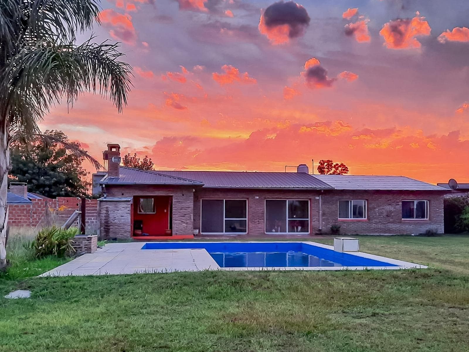 FOR SALE | TRADE - 2-bedroom house with a pool and barbecue area - Luis Palacios, San Lorenzo.