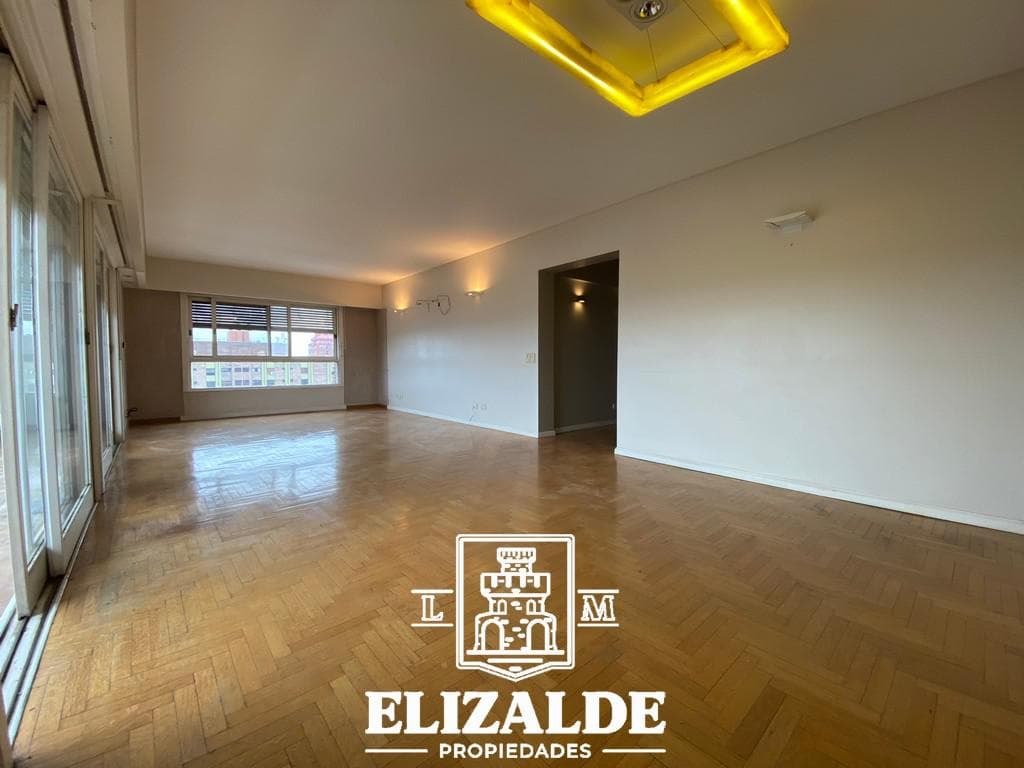 Constitución and Quirno Costa - Bright upper-floor apartment with parking and storage - San Fernando