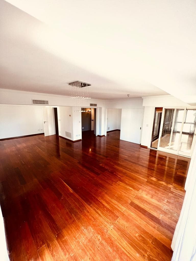 Annual Rental: 5-Bedroom Semi-Apartment on 5th Floor on Av. Libertador, Olivos, Vicente López