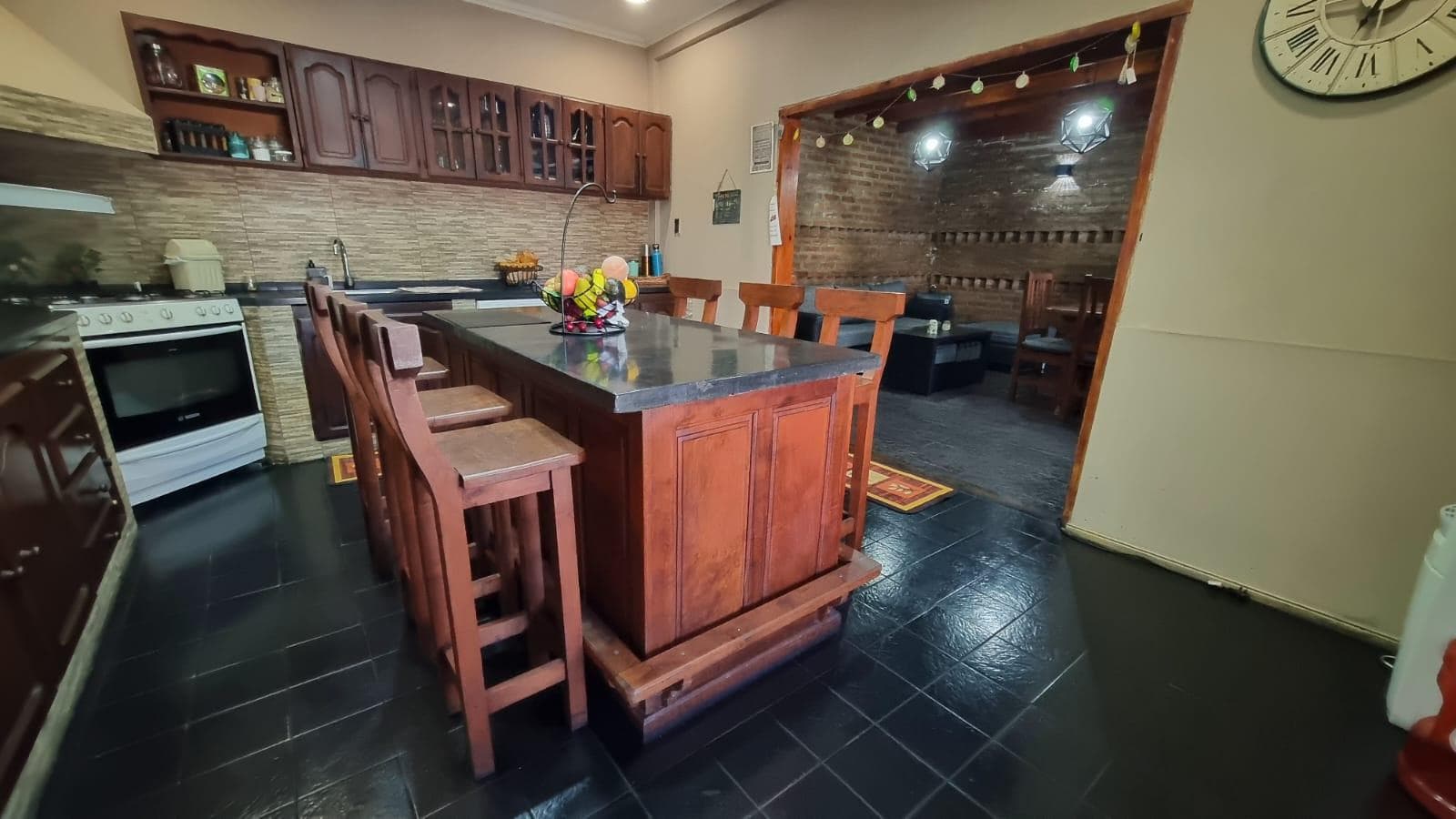 4-ROOM HOUSE FOR SALE IN LOMAS DE ZAMORA WITH GARAGE, BARBECUE AREA, AND YARD