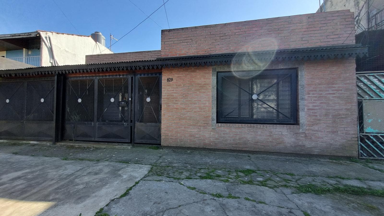 4-ROOM HOUSE FOR SALE IN LOMAS DE ZAMORA WITH GARAGE, BARBECUE AREA, AND YARD
