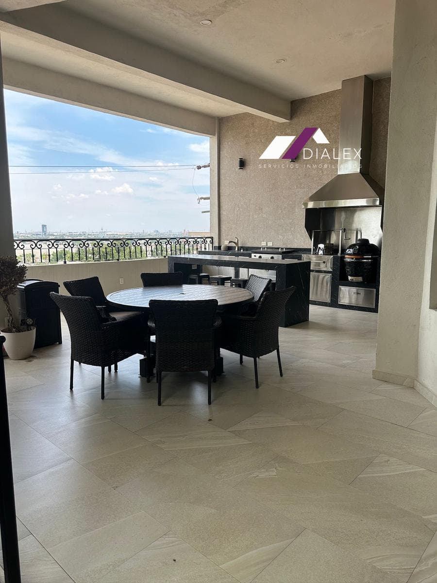 FOR SALE: Corner House in LOMAS DEL ROBLE, 2nd Sector - San Nicolás de los Garza, Nuevo León.