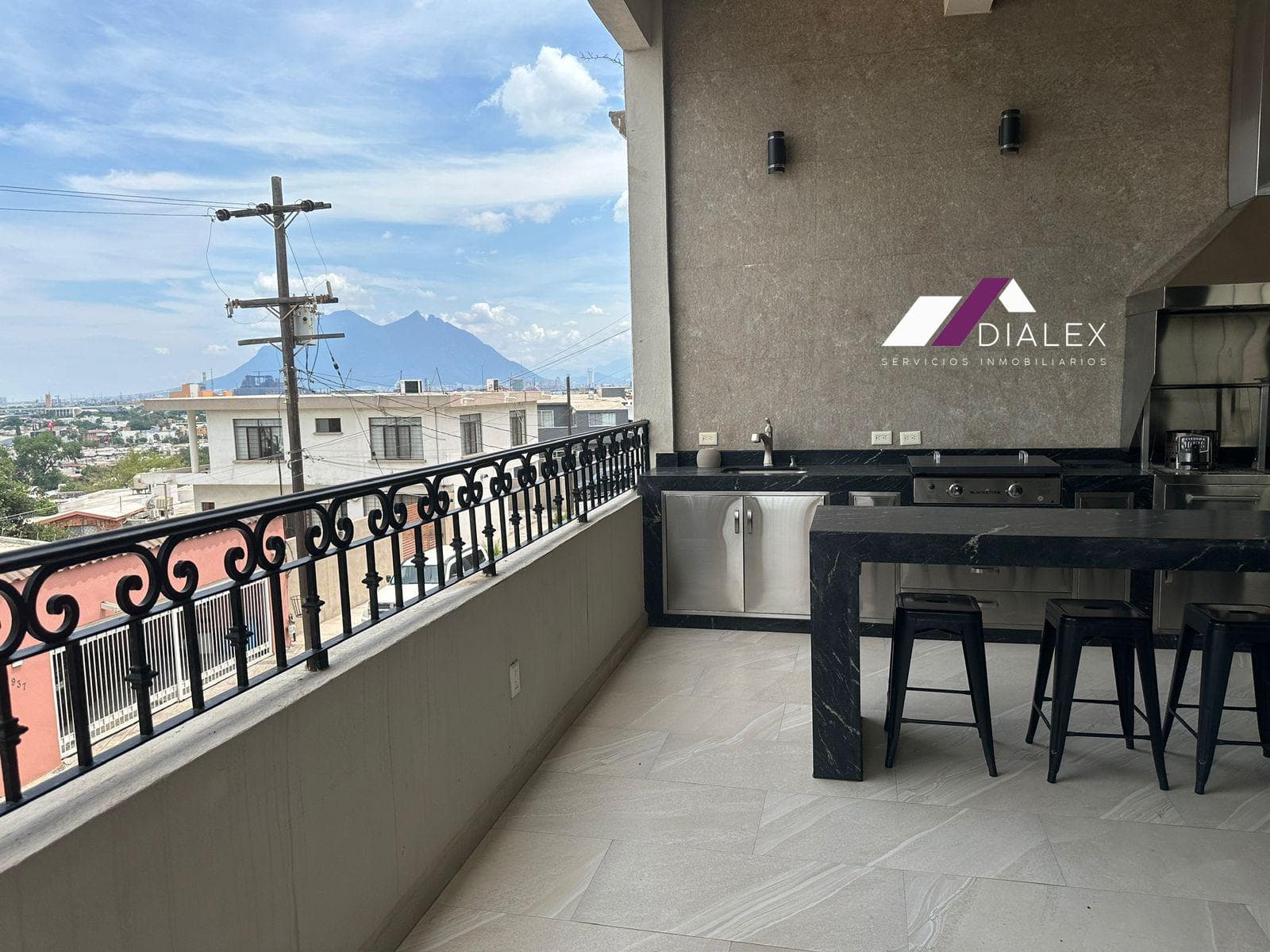 FOR SALE: Corner House in LOMAS DEL ROBLE, 2nd Sector - San Nicolás de los Garza, Nuevo León.