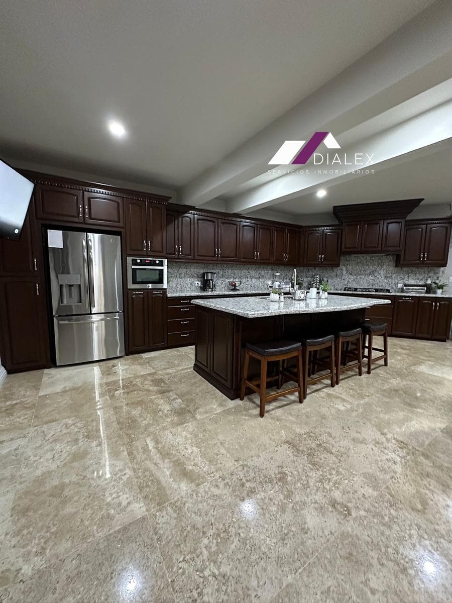 FOR SALE: Corner House in LOMAS DEL ROBLE, 2nd Sector - San Nicolás de los Garza, Nuevo León.