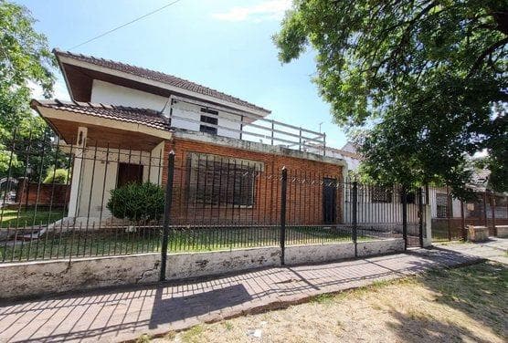 VENTA CASA 4 AMBIENTES . ADROGUE