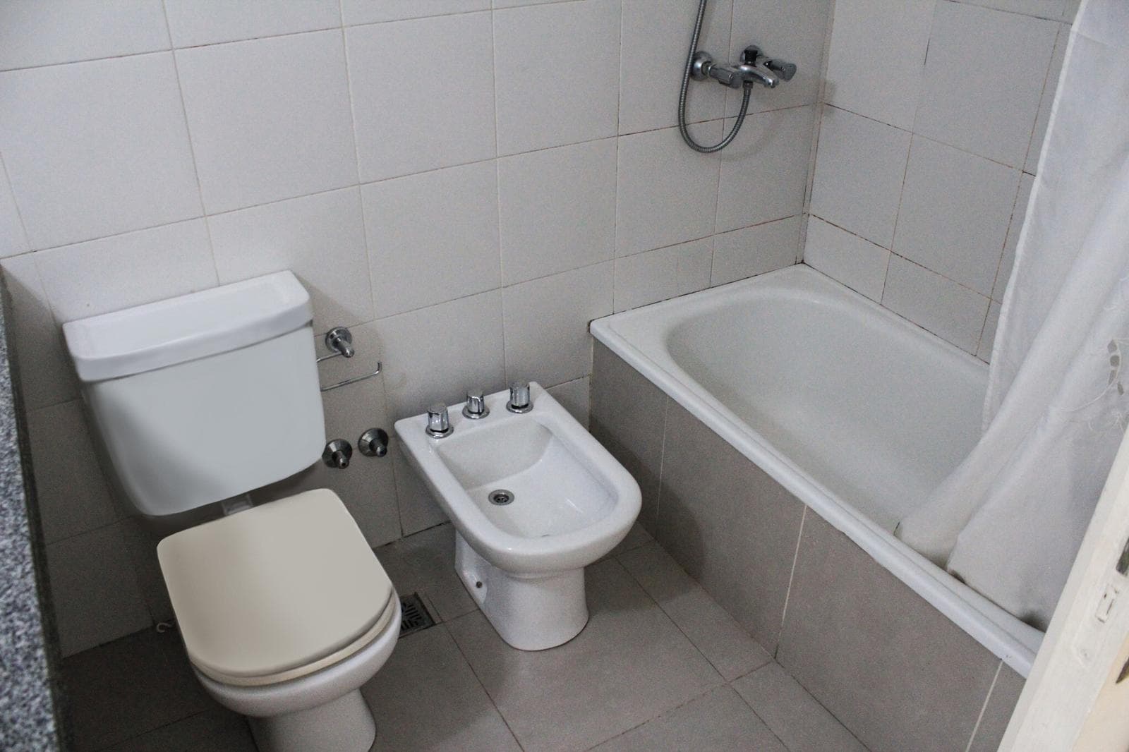Spacious studio apartment, can be divided into two rooms, with a balcony in Agronomía, Villa del Parque!!!