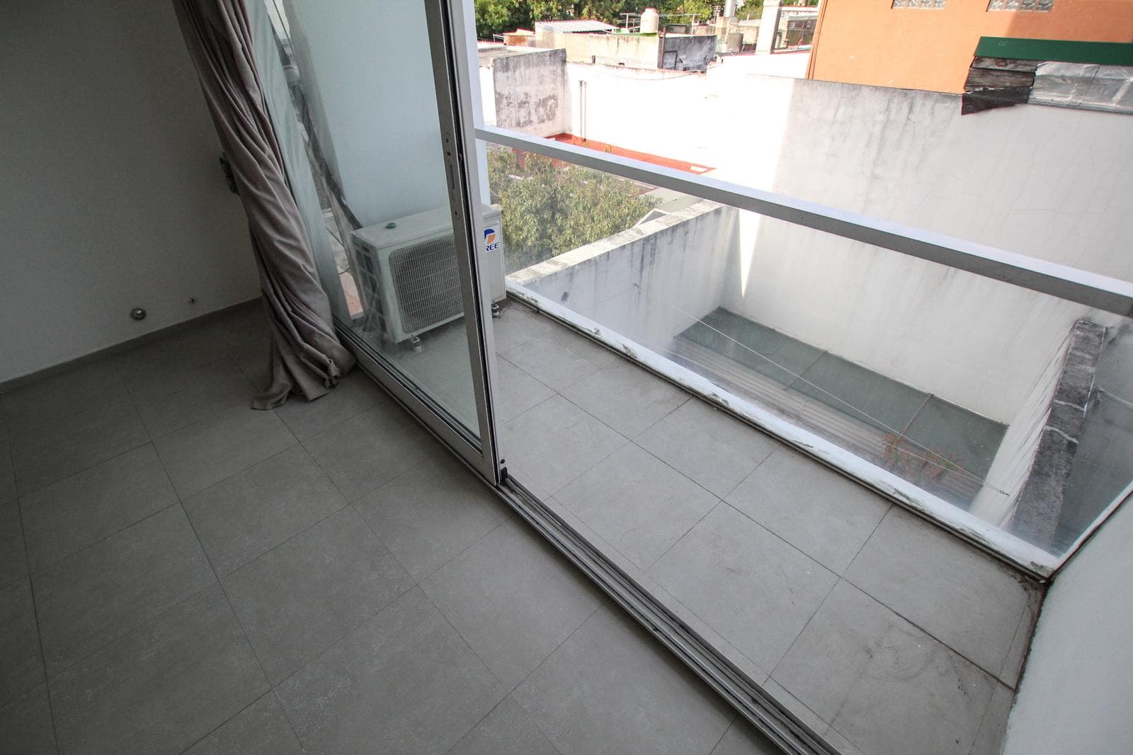 Spacious studio apartment, can be divided into two rooms, with a balcony in Agronomía, Villa del Parque!!!