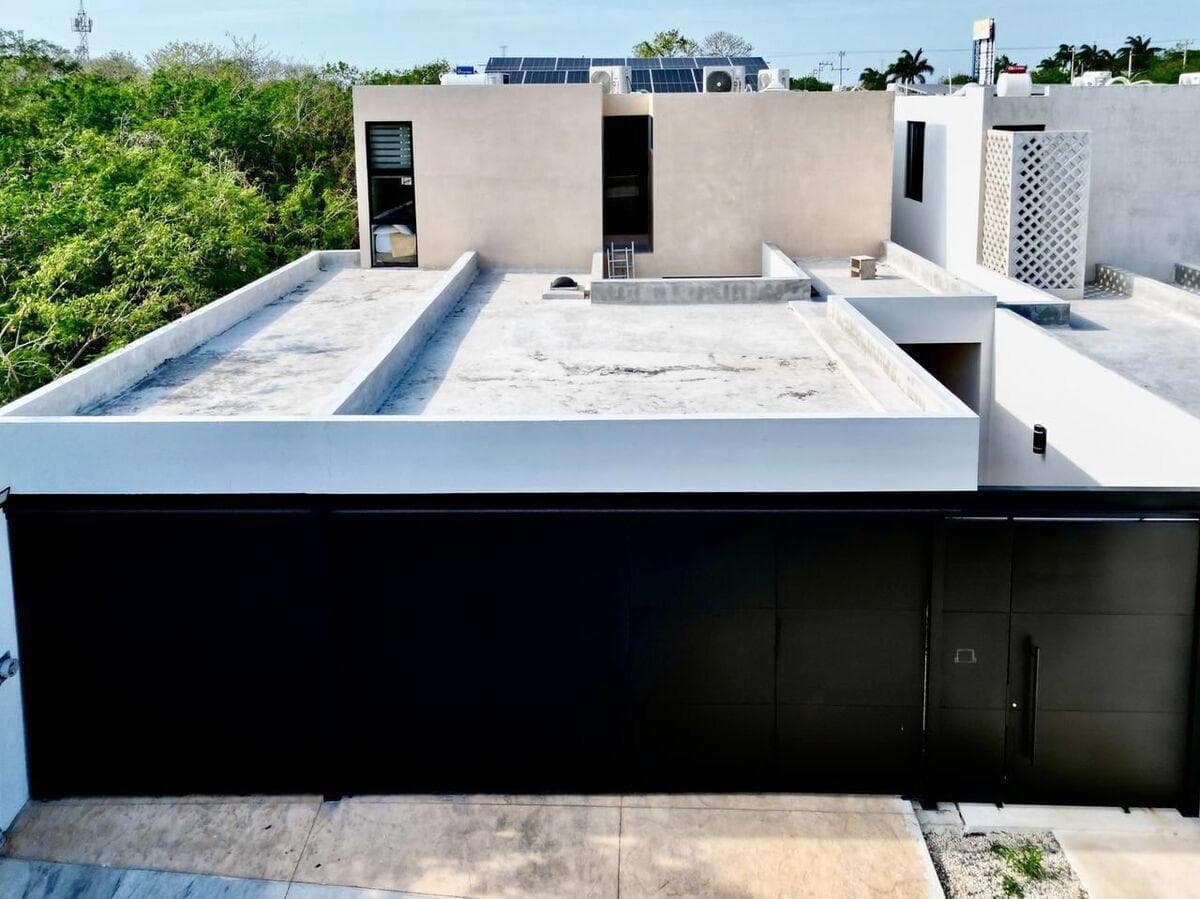 House north of Mérida, DZITYÁ, with 20 solar panels