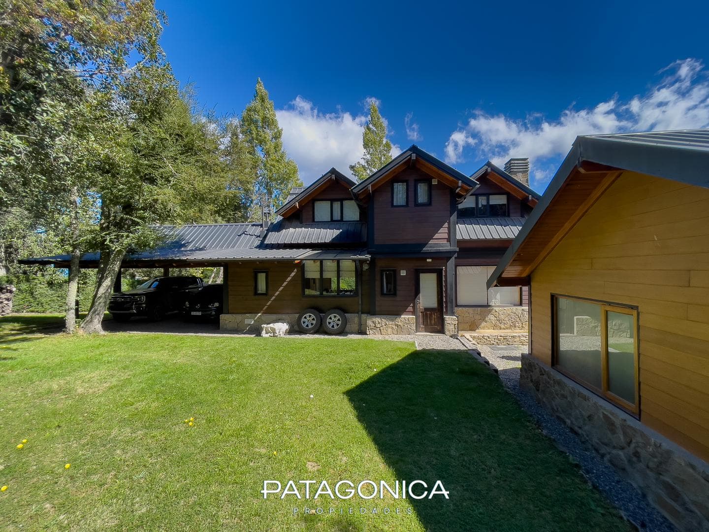 HOUSE FOR SALE: 148 m² ON A 901 m² LOT, 50 m² BARBECUE AREA. LOMAS DE CORRENTOSO, VILLA LA ANGOSTURA