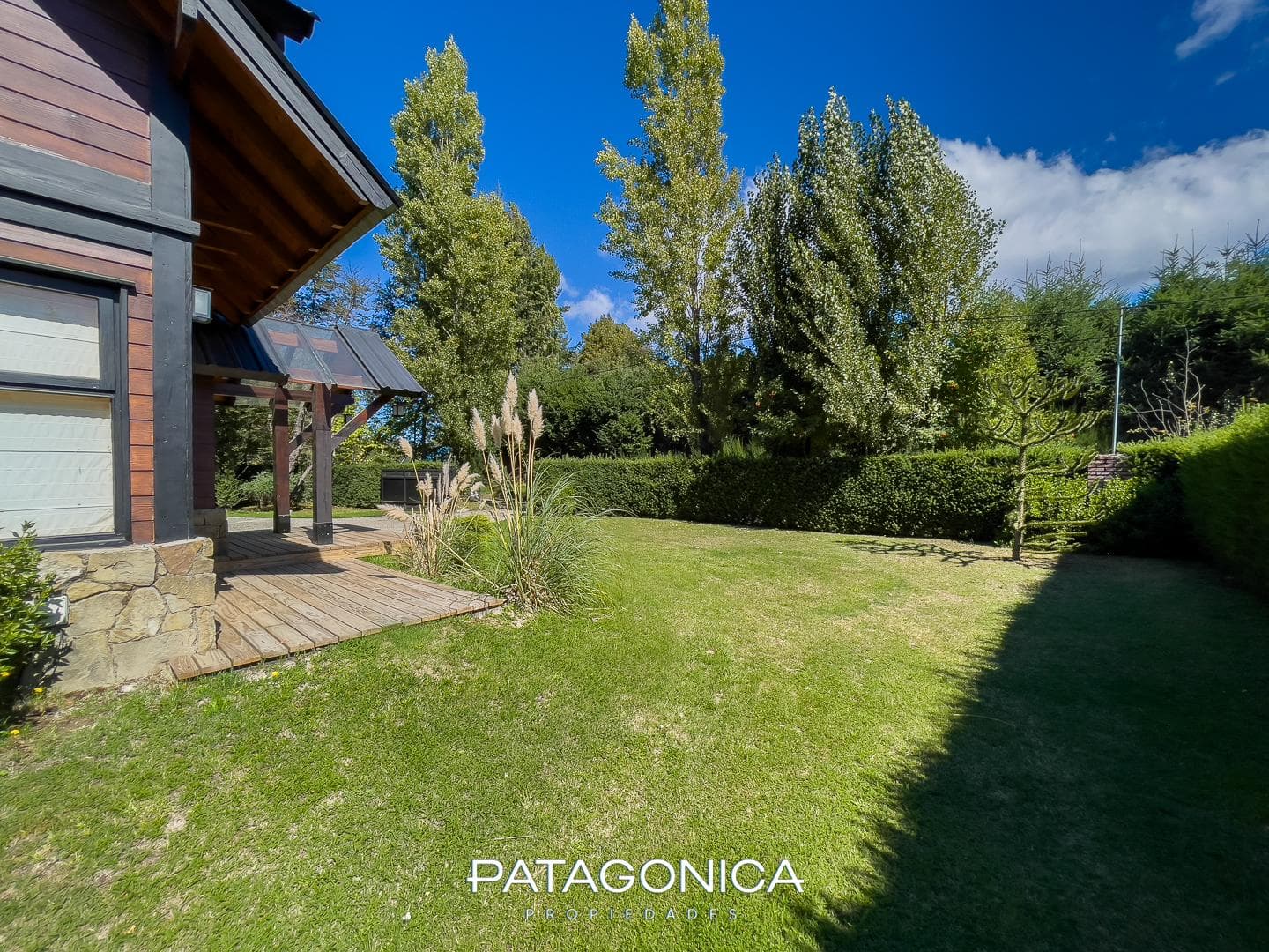 HOUSE FOR SALE: 148 m² ON A 901 m² LOT, 50 m² BARBECUE AREA. LOMAS DE CORRENTOSO, VILLA LA ANGOSTURA
