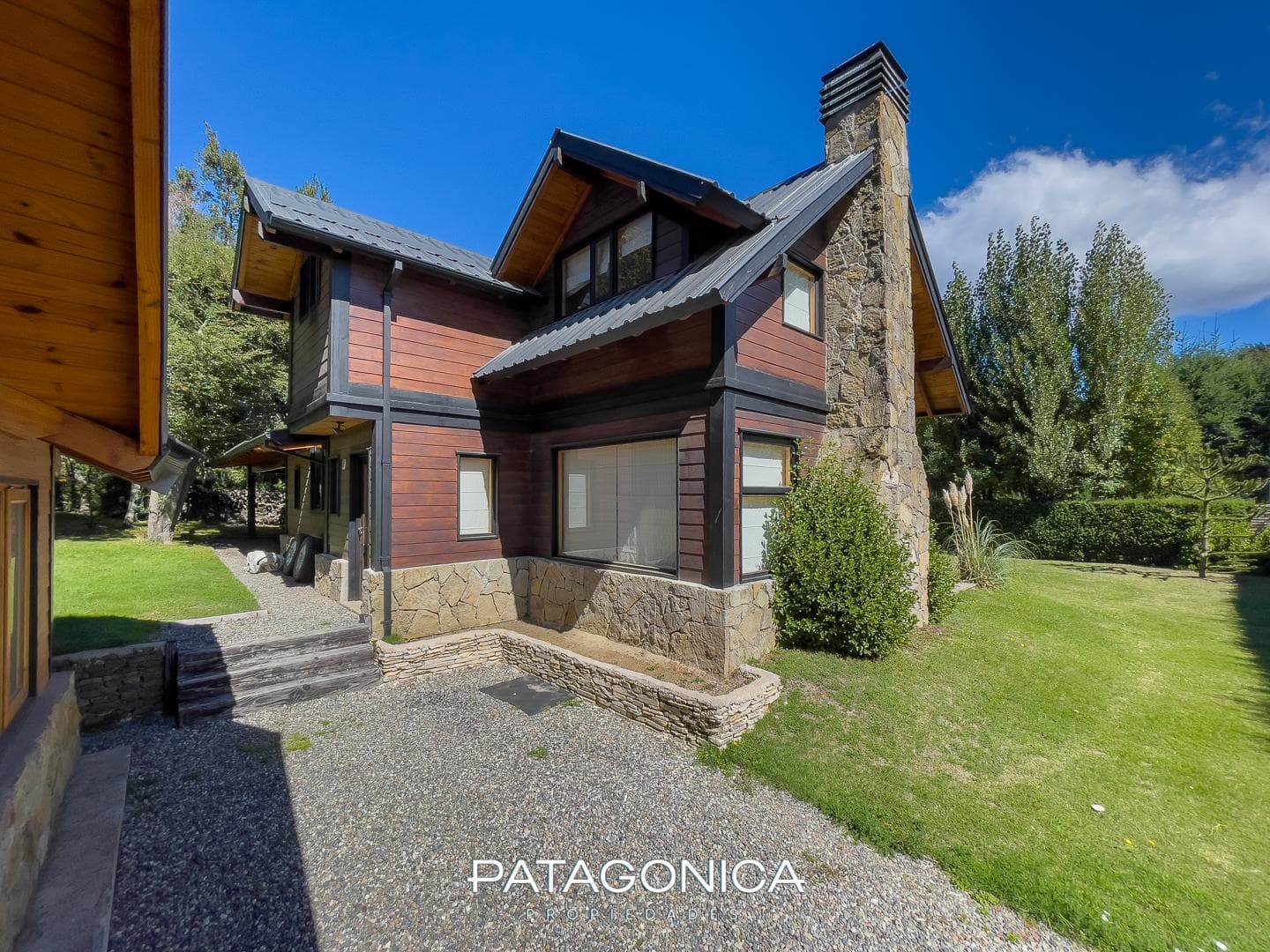 HOUSE FOR SALE: 148 m² ON A 901 m² LOT, 50 m² BARBECUE AREA. LOMAS DE CORRENTOSO, VILLA LA ANGOSTURA