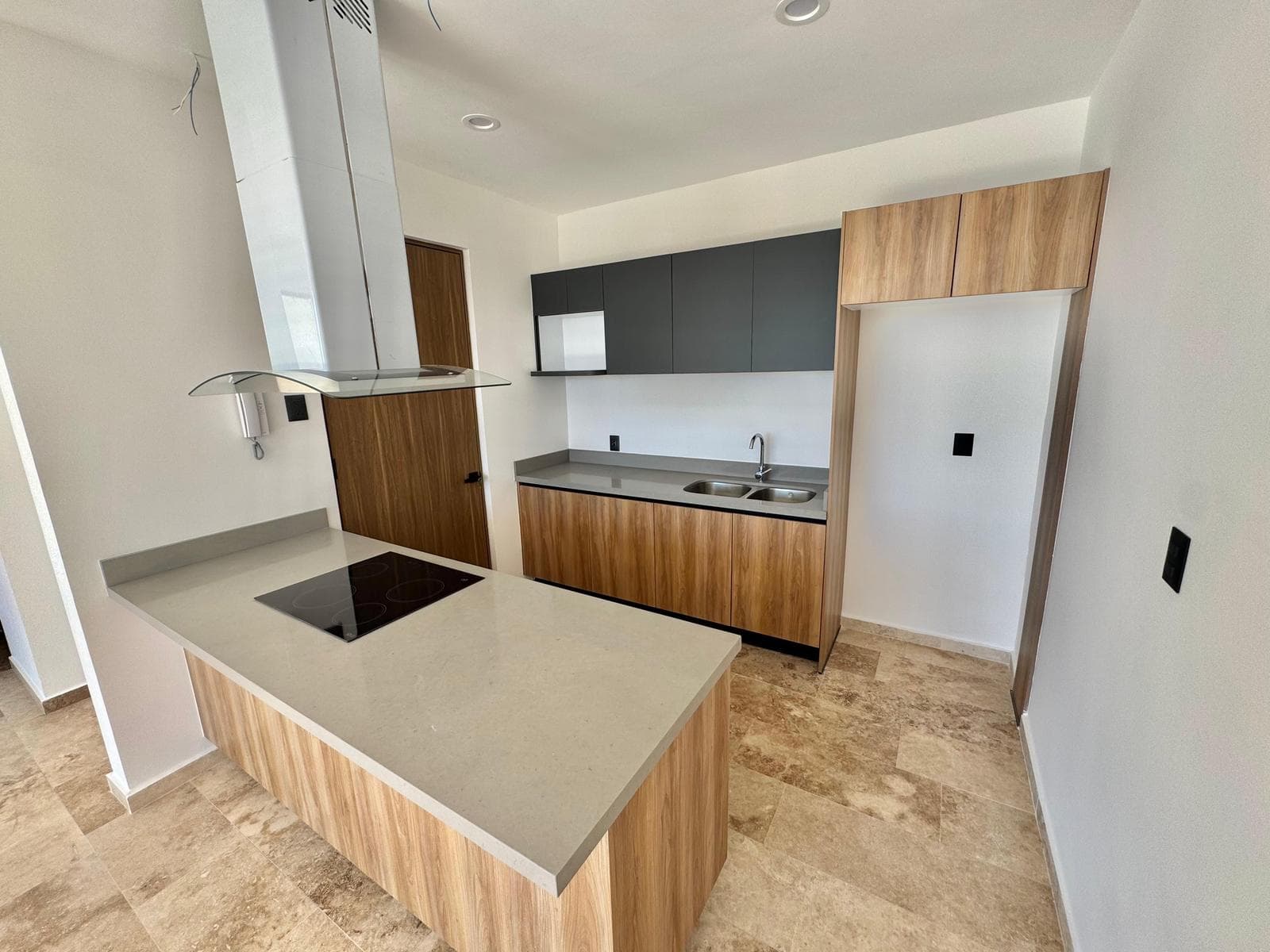 MODERN 2-BEDROOM APARTMENT FOR SALE, 8 MINUTES FROM THE BEACH