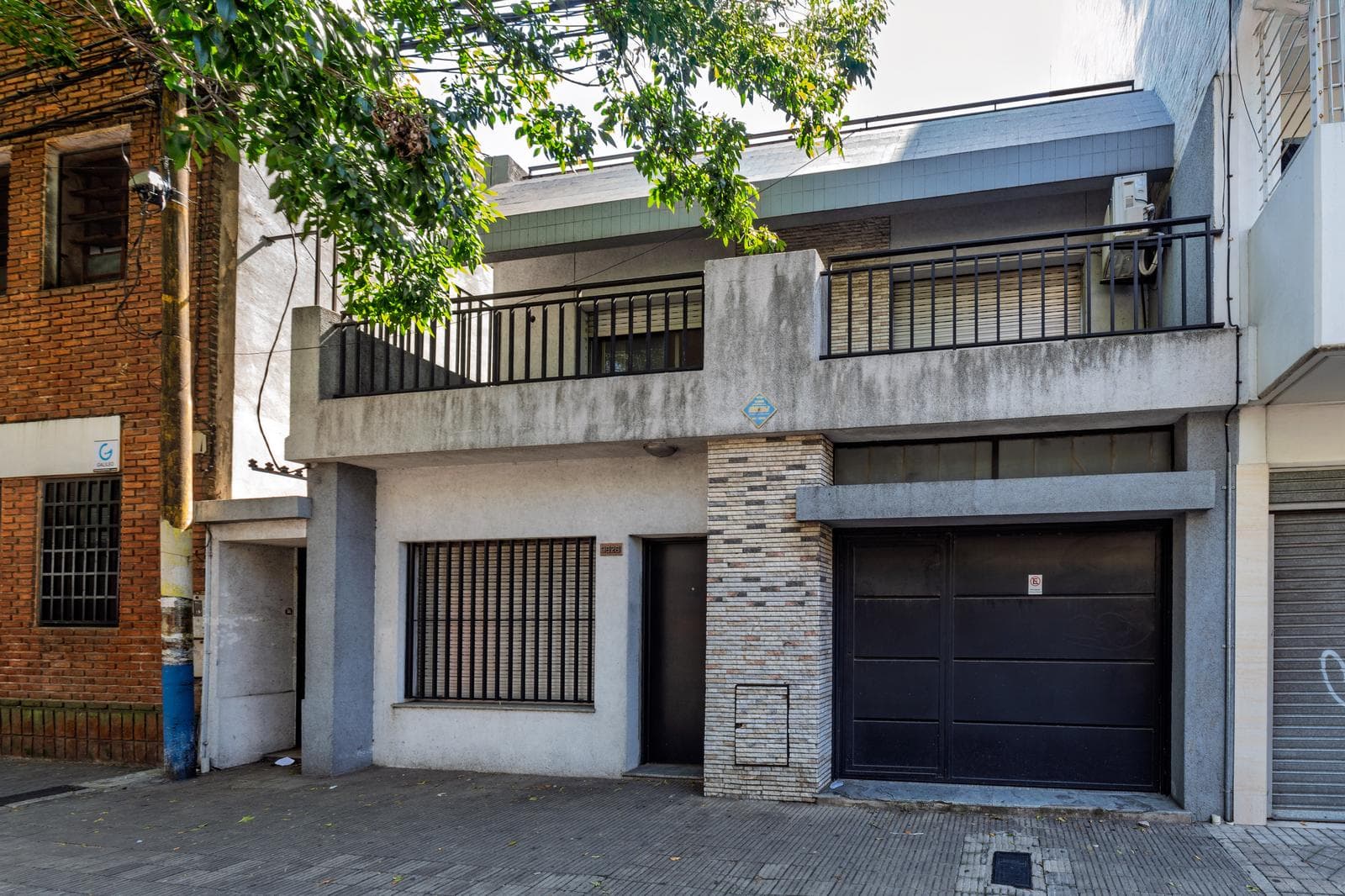 FOR SALE - 3-bedroom house with a patio, barbecue area, and garage. Echesortu, Rosario. QUALIFIES FOR A MORTGAGE.
