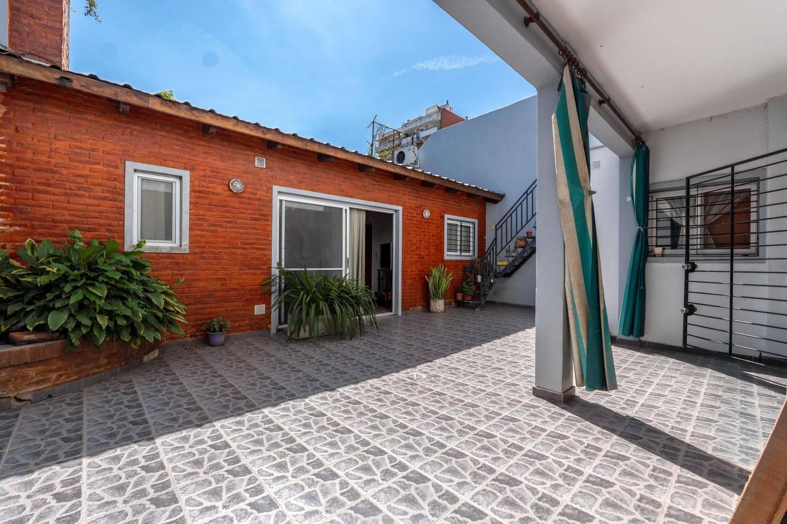 FOR SALE - 3-bedroom house with a patio, barbecue area, and garage. Echesortu, Rosario. QUALIFIES FOR A MORTGAGE.