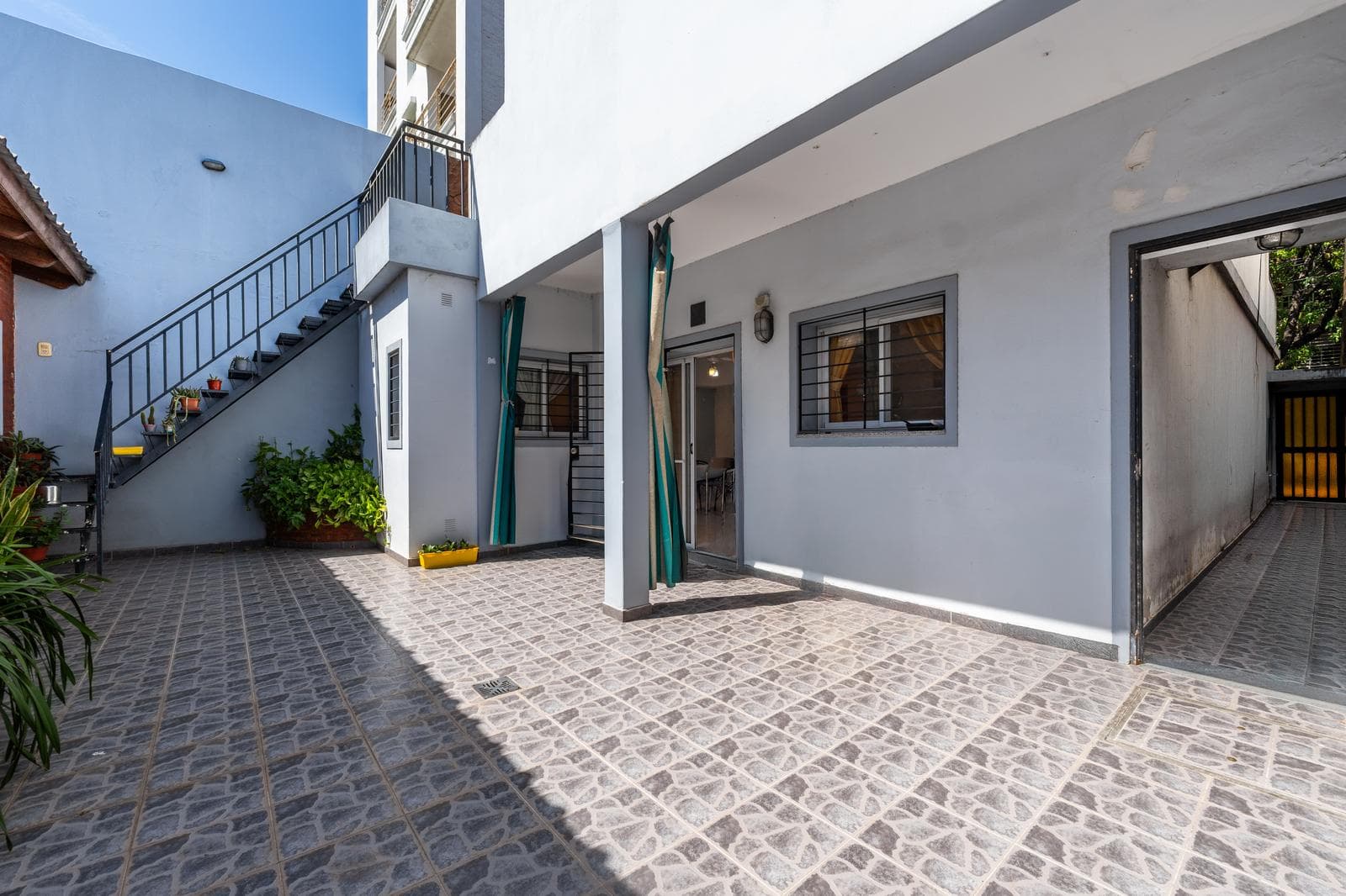 FOR SALE - 3-bedroom house with a patio, barbecue area, and garage. Echesortu, Rosario. QUALIFIES FOR A MORTGAGE.