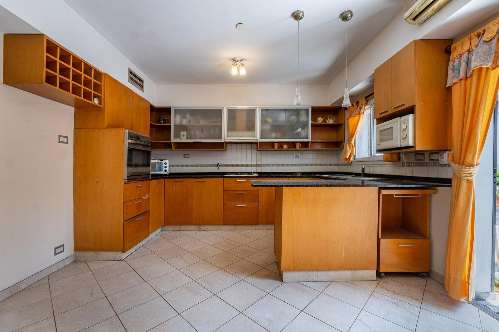 FOR SALE - 3-bedroom house with a patio, barbecue area, and garage. Echesortu, Rosario. QUALIFIES FOR A MORTGAGE.