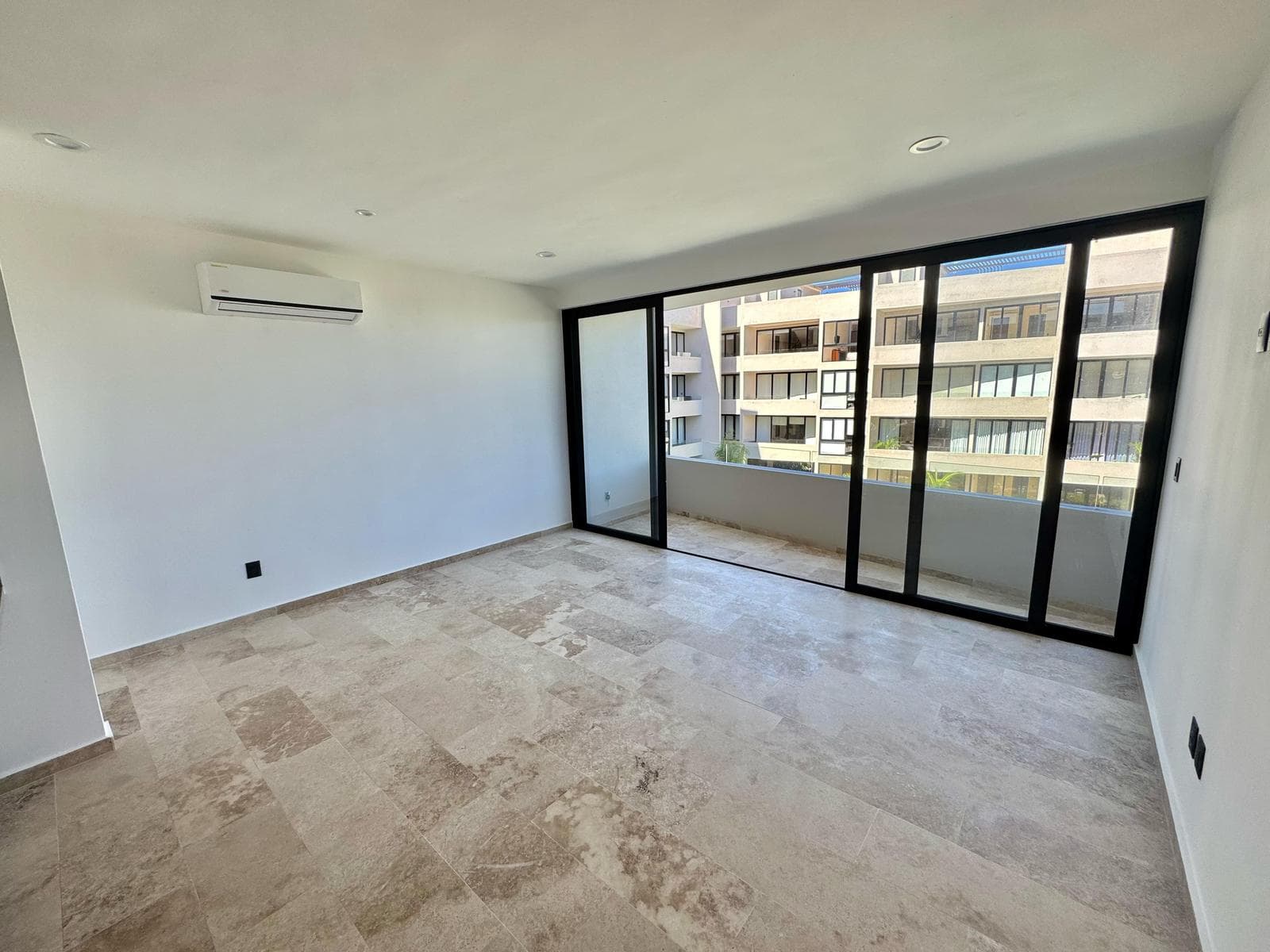 ONE-BEDROOM APARTMENT 8 MINUTES FROM THE BEACH