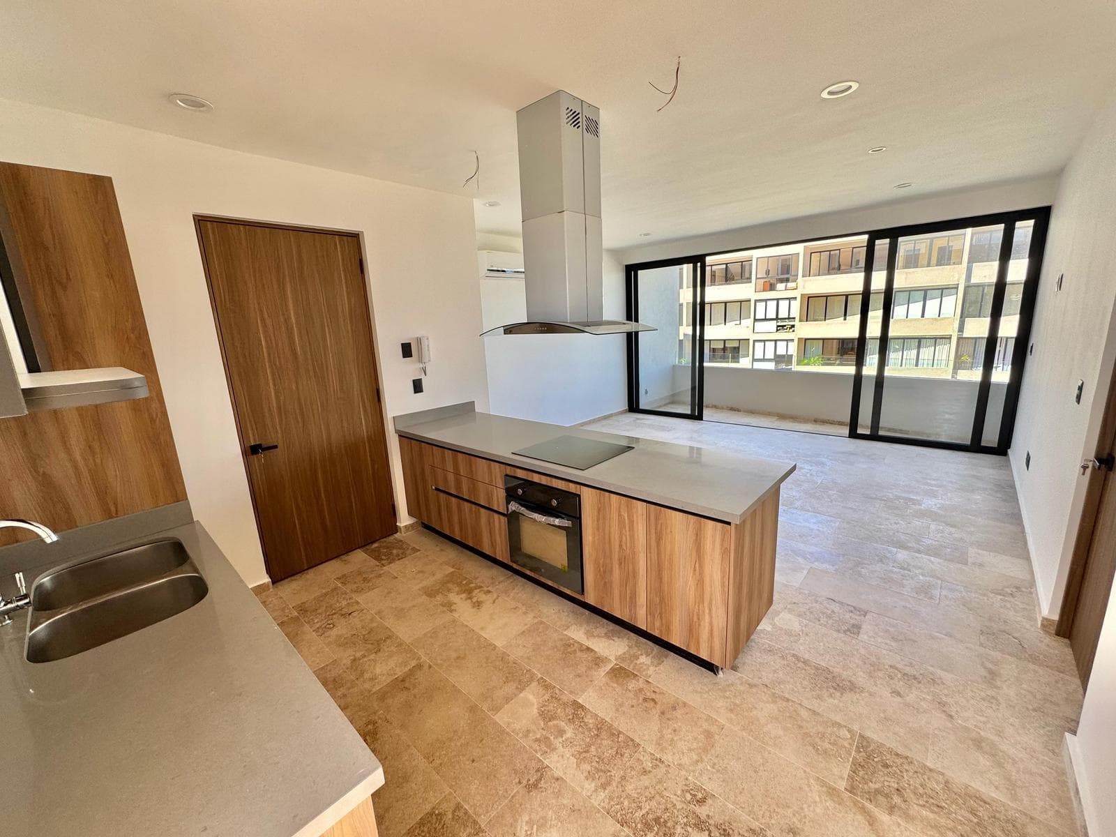 ONE-BEDROOM APARTMENT 8 MINUTES FROM THE BEACH