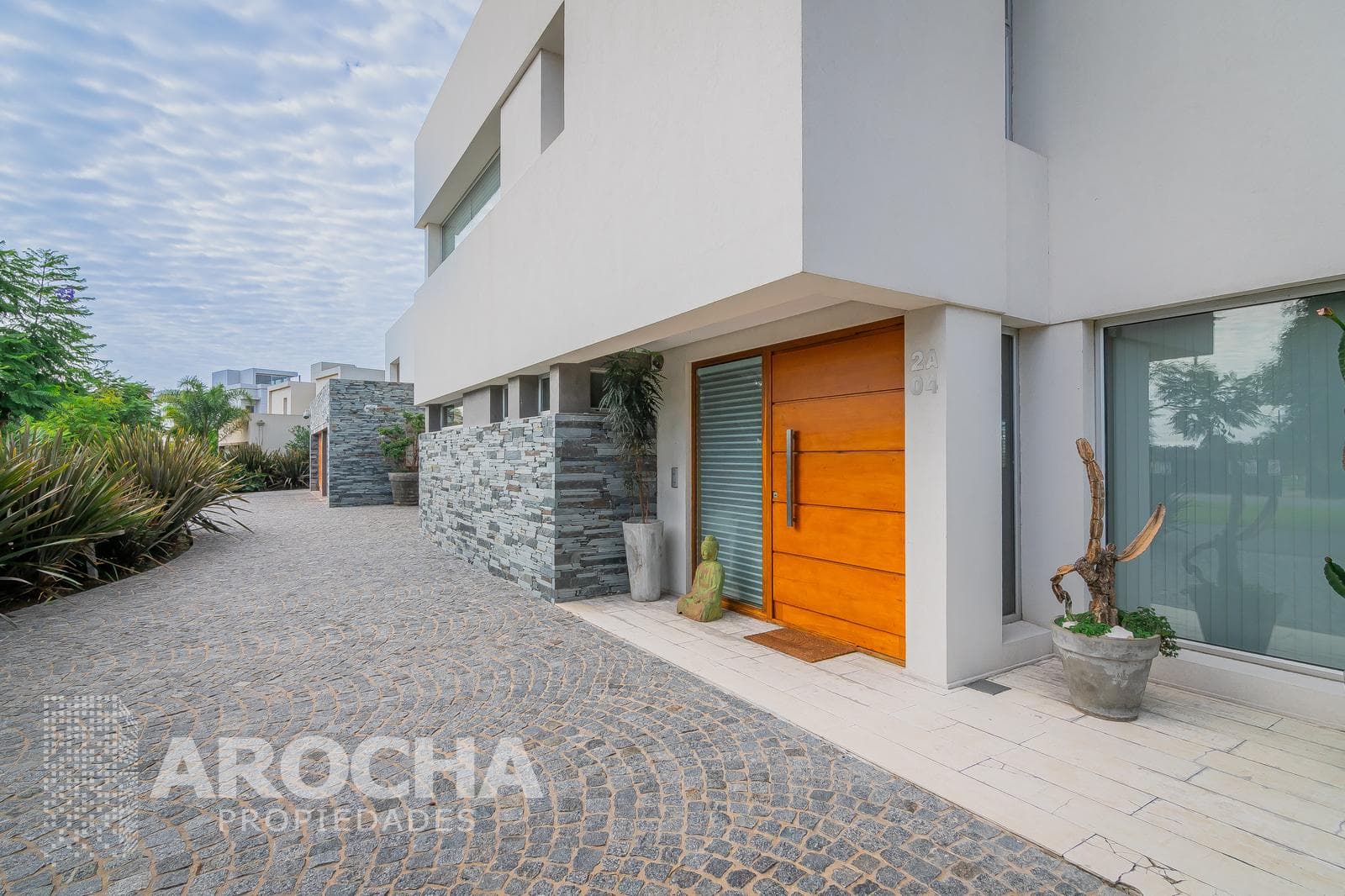 House for sale or rent on a double lot overlooking the lagoon