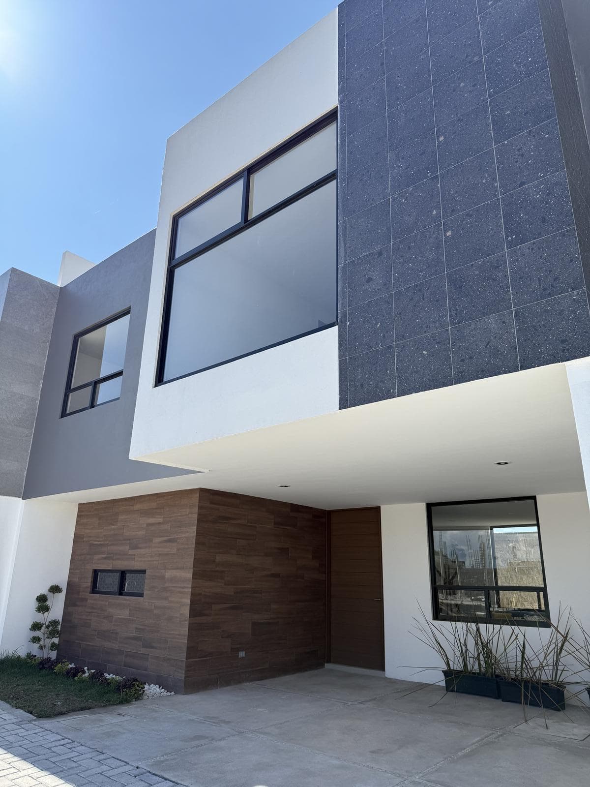 House LOCATED ON THE RADIAL ROAD
