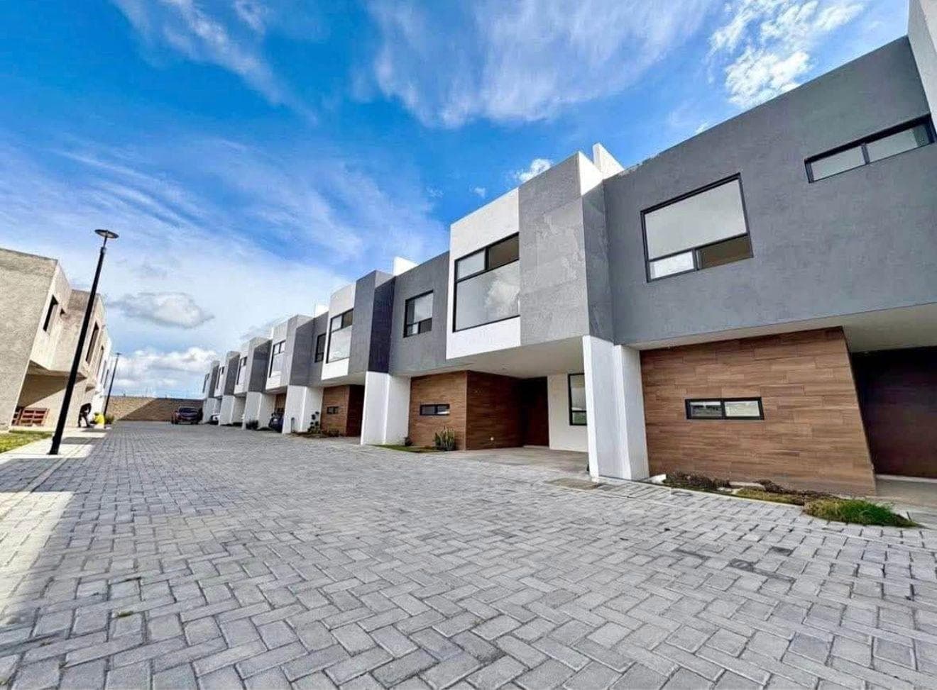House LOCATED ON THE RADIAL ROAD