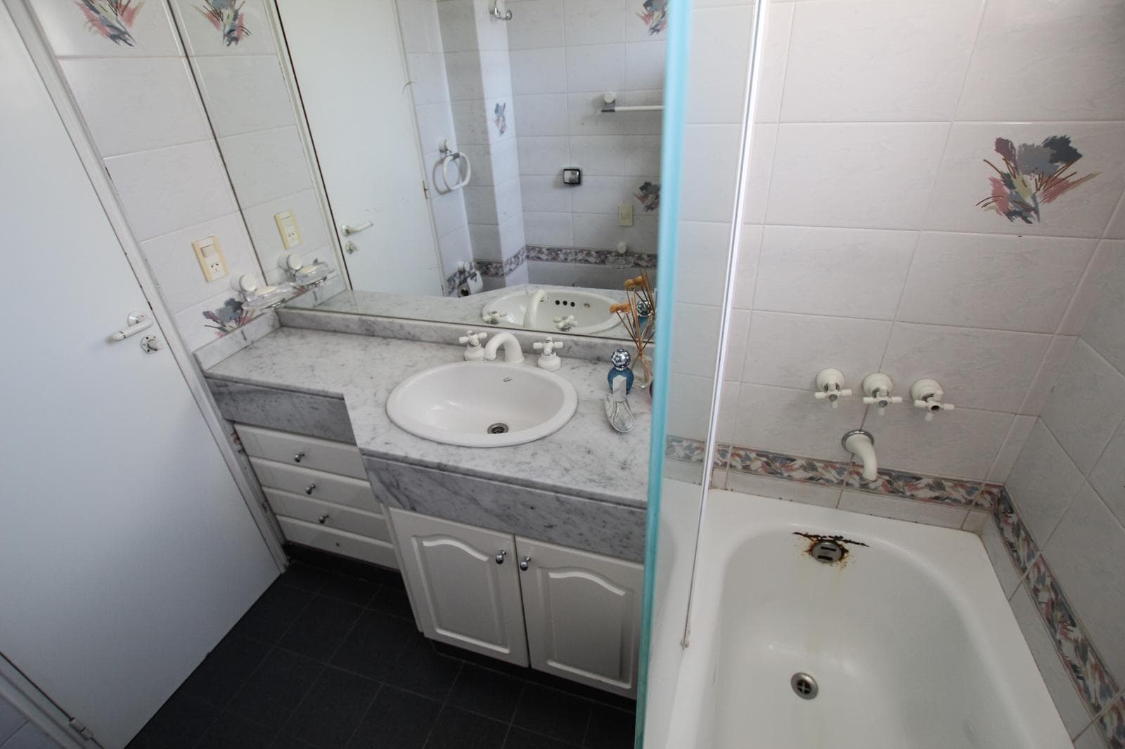 For Sale in Palermo Chico: 5-room apartment with staff quarters, parking spaces, and a storage room!