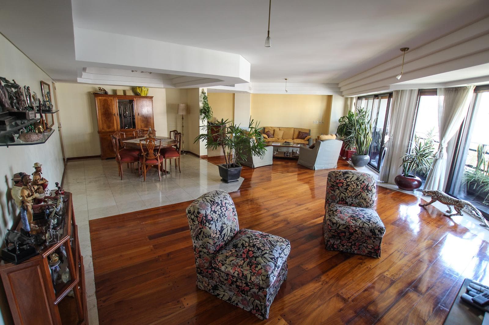 For Sale in Palermo Chico: 5-room apartment with staff quarters, parking spaces, and a storage room!
