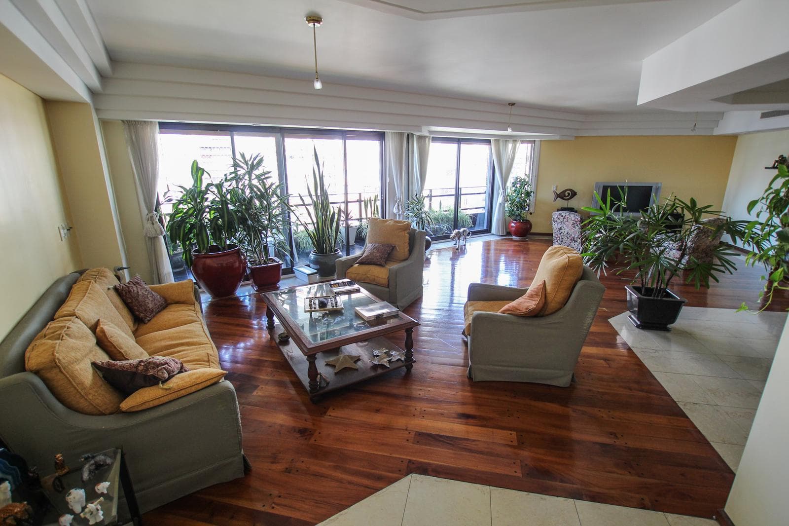 For Sale in Palermo Chico: 5-room apartment with staff quarters, parking spaces, and a storage room!