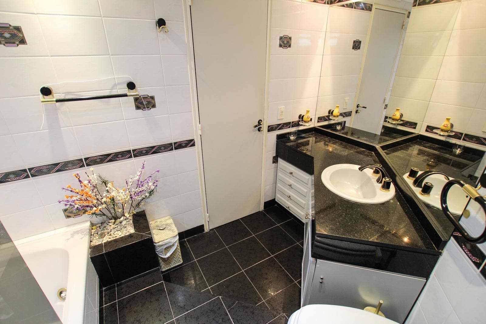 For Sale in Palermo Chico: 5-room apartment with staff quarters, parking spaces, and a storage room!
